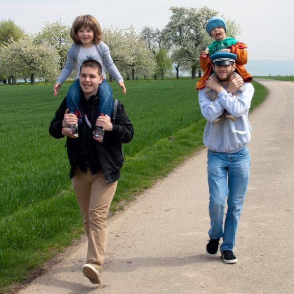 Zwei junge Bundesbrüder tragen Kinder von Bundesbrüdern auf den Schultern