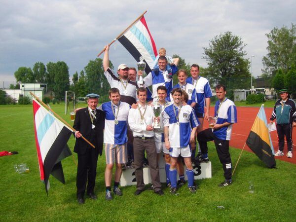 Fußballmannschaft der Saxo-Suevia mit Pokal und Fahnen