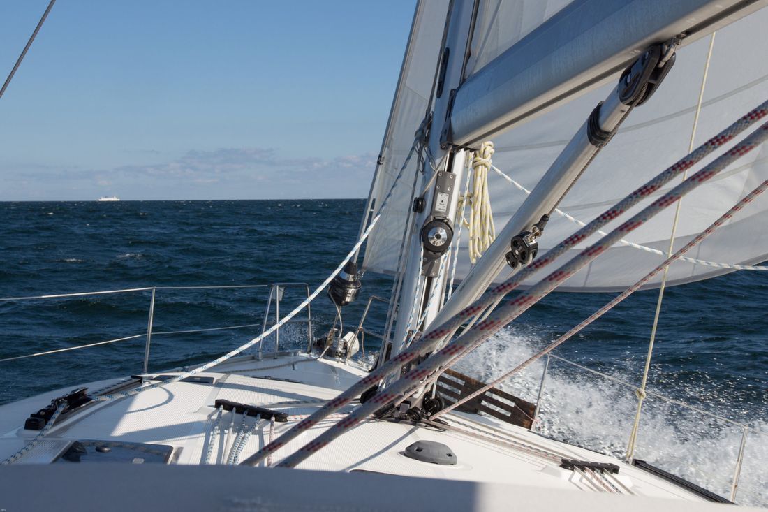 Segelyacht unter vollen Segeln auf der Ostsee
